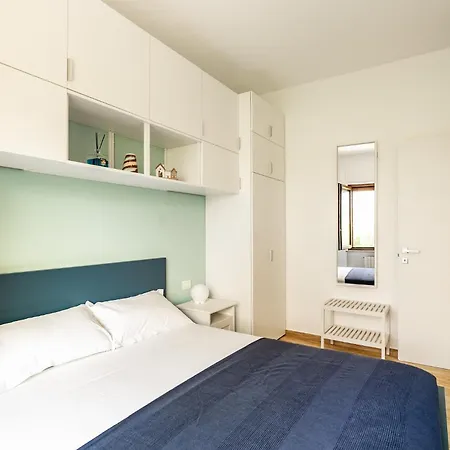 Guesthost - Bright With View! Apartman