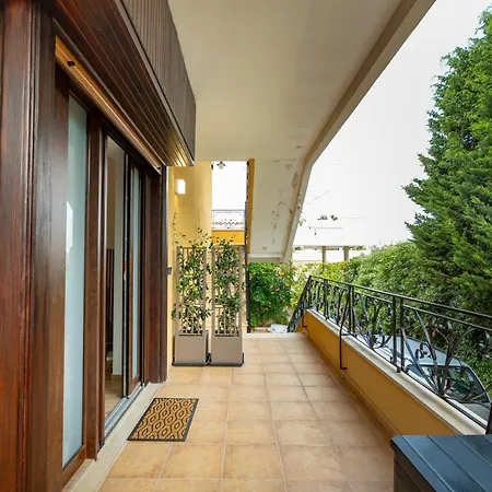 Guesthost - Bright With View!